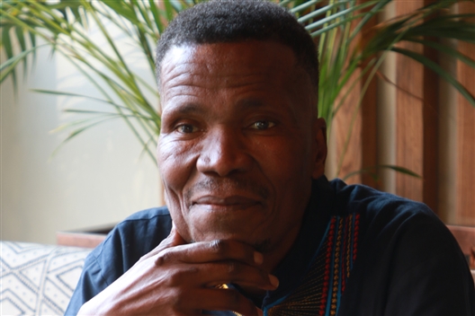 Oorkant die pad: Bheki Khoza